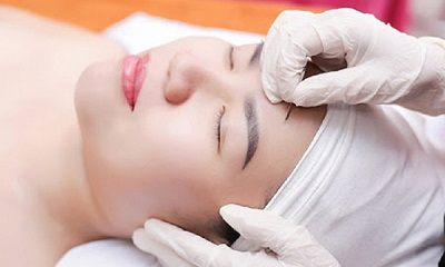 Chuyên Gia Giải Đáp: Có Nên Đi Spa Nặn Mụn Ẩn Hay Không? 