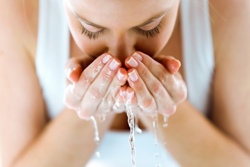 Rửa sạch mặt để loại bỏ vi khuẩn và bụi bẩn trên da trước khi dùng Decumar