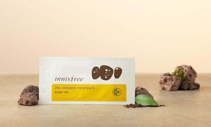 Jeju Volcanic Nose Pack là miếng dán lột mụn bán chạy nhất của thương hiệu nhà Innisfree