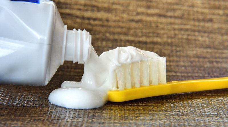 Bạn nên chọn loại kem đánh răng không chứa quá nhiều màu sắc và nguyên liệu để tránh gây hại da