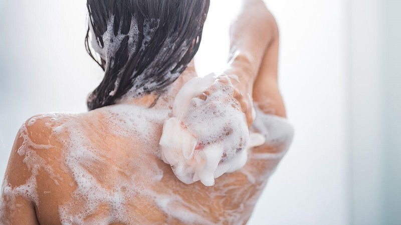 Mỗi khi tắm thì bạn nên làm sạch vùng lưng thật kỹ để tránh gây mụn