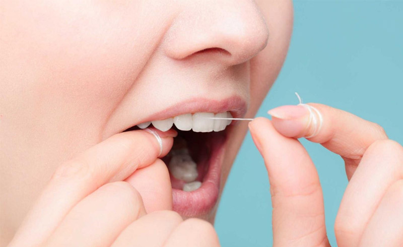 Vệ sinh răng miệng hàng ngày và kết hợp dùng thêm chỉ nha khoa