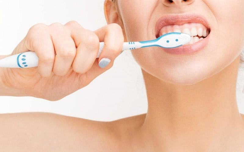 Làm sạch răng miệng để phòng ngừa tình trạng hôi miệng