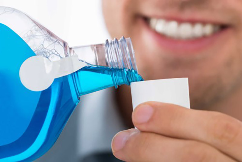 Để kiểm soát và làm giảm nhẹ tình trạng nhiệt miệng màu đen, bạn có thể dùng nước súc miệng nha khoa