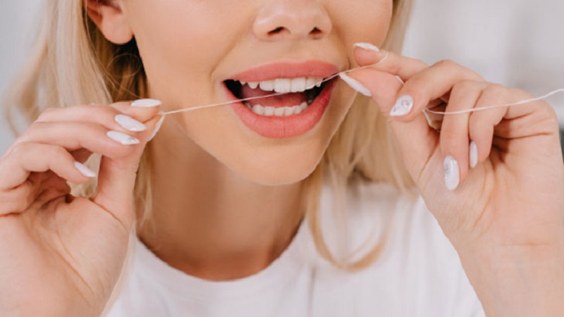 Bạn nên dùng chỉ nha khoa kết hợp với đánh răng đúng cách để bảo vệ răng