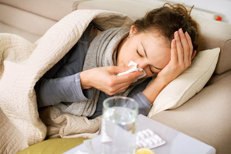 Khi bị sưng nướu răng và có mủ, bạn có thể bị sốt