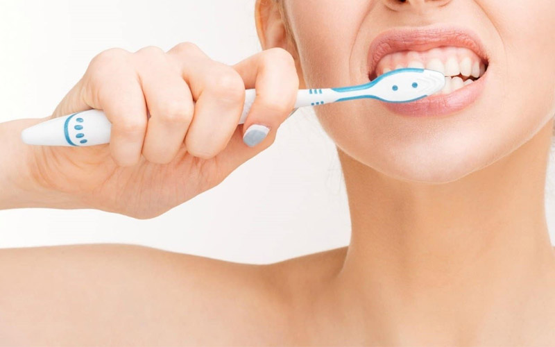 Các bạn nên thực hiện đánh răng thường xuyên, đúng cách và đủ thời gian
