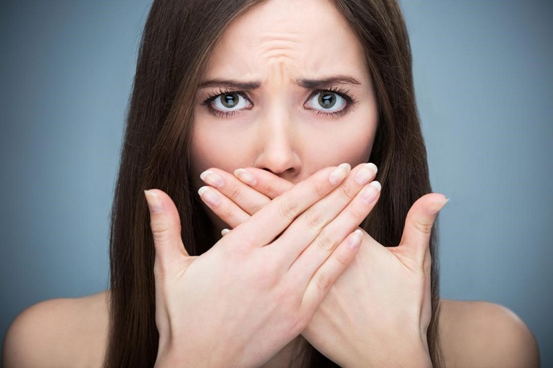 Đắng miệng hôi miệng là tình trạng phổ biến mà khá nhiều người gặp phải