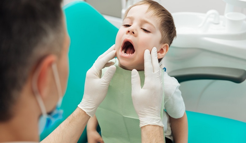 Trẻ bị chứng hôi miệng nghiêm trọng nên được thăm khám bác sĩ sớm