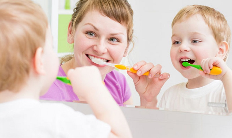 Việc dạy trẻ đánh răng đúng cách là vô cùng cần thiết để ngăn ngừa nguy cơ hôi miệng