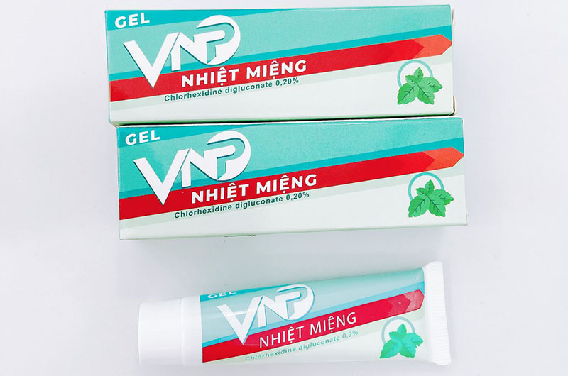 Thuốc bôi nhiệt miệng màu xanh VNP có dạng gel dễ dùng, tiện lợi