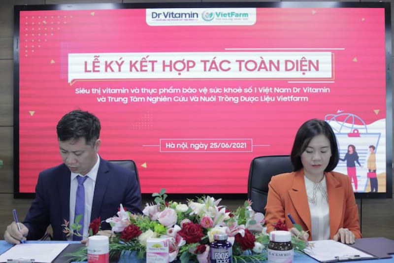 Đại diện Siêu thị vitamin và thực phẩm bảo vệ sức khỏe số 1 Việt Nam DrVitamin - bà Nguyễn Phượng (bên phải) và đại diện Trung tâm Nghiên cứu & Nuôi trồng Dược liệu Quốc gia Vietfarm - ông Nhâm Quang Đoài (bên trái) ký kết thỏa thuận hợp tác chiến lược