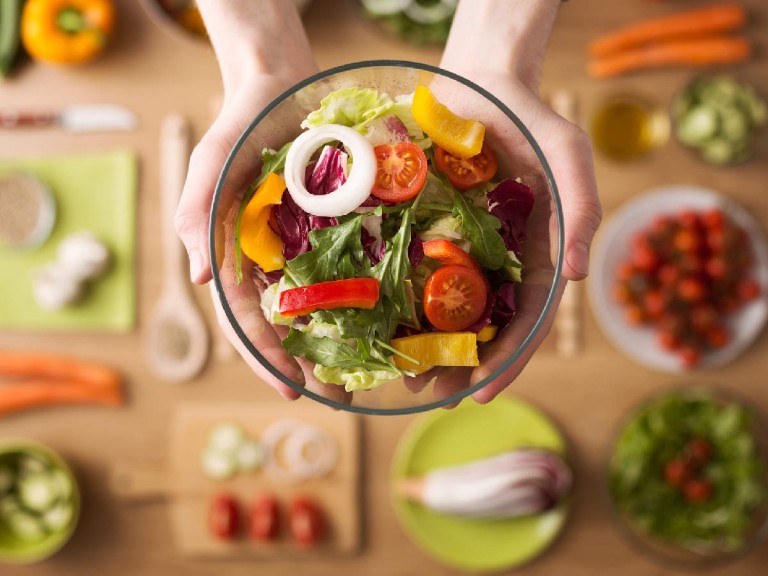 Tăng cường bổ sung rau xanh và trái cây tươi vào trong thực đơn ăn uống hàng ngày của người bệnh