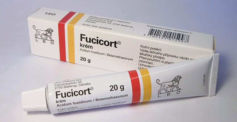 Dùng thuốc bôi Fusidicort điều trị viêm da tiếp xúc giúp làm sạch vùng da bị tổn thương