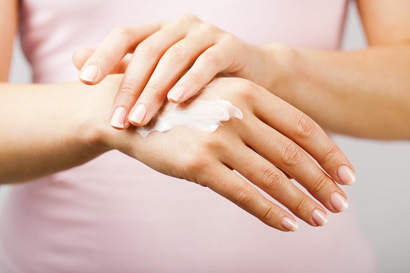 Trước khi dùng kem đông trùng hạ thảo, bạn cần test thử lên da tay để đảm bảo an toàn