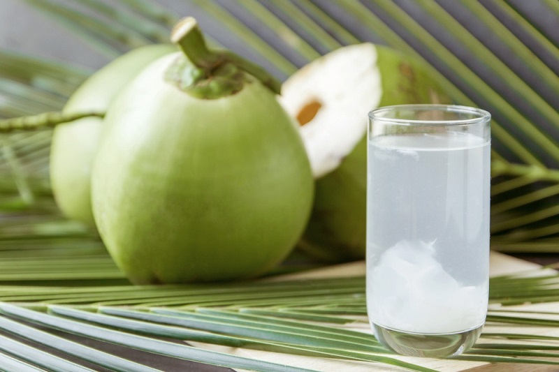 Nước dừa có thể kết hợp cùng rau ngót làm nước ép