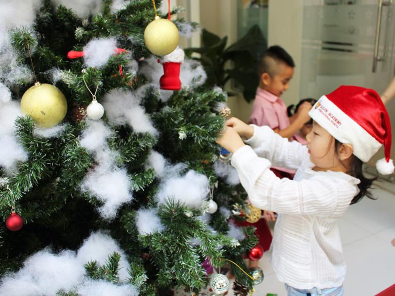 Cùng bố mẹ trang trí cây thông Noel mà món quà ý nghĩa với trẻ
