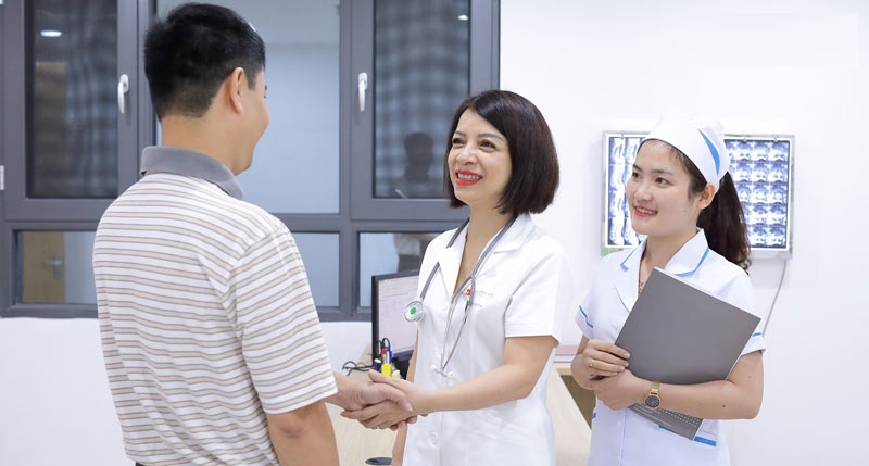 Bác sĩ của bệnh viện Hưng Việt luôn tận tình với người bệnh