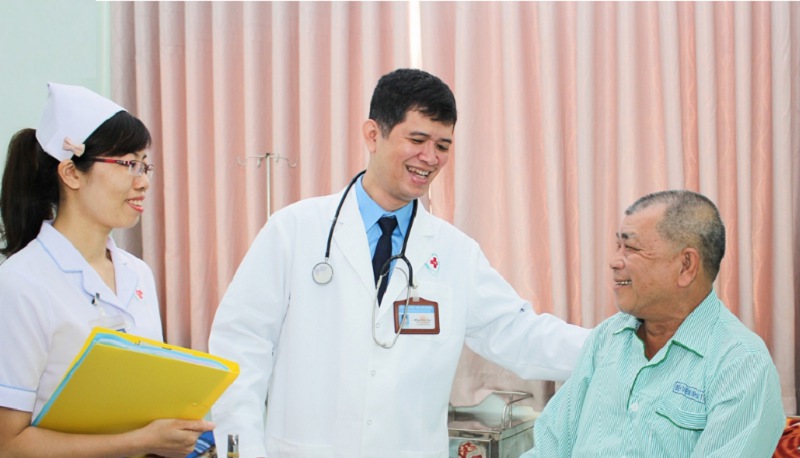 Y bác sĩ của bệnh viện Hưng Việt luôn tận tình, chu đáo với bệnh nhân