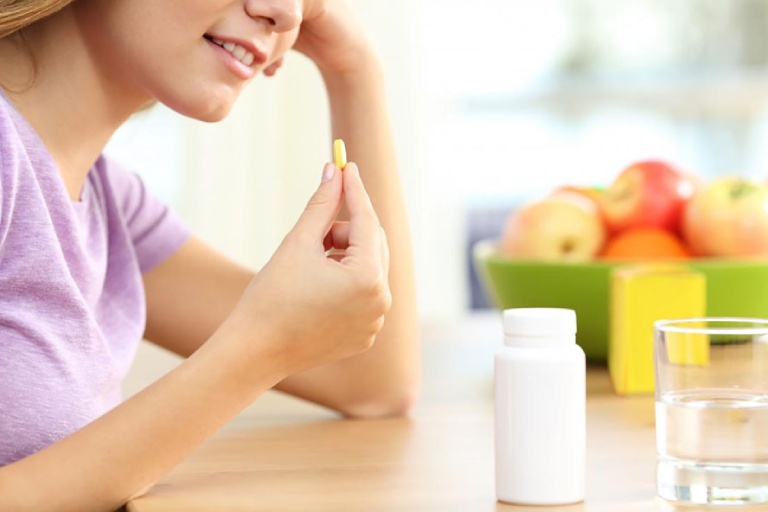 Chị em phụ nữ nên sử dụng viên uống vitamin tổng hợp để cải thiện sức khỏe và làn da