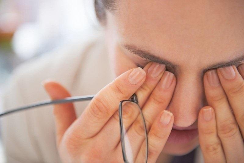 Nổi mề đay quanh mắt nghiêm trọng có thể gây suy giảm thị lực