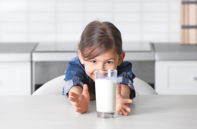 Bố mẹ nên tăng cường bổ sung sữa giàu DHA cho trẻ nhỏ để hỗ trợ phát triển trí não