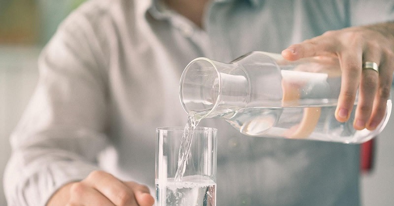 Hãy uống thật nhiều nước để giúp đào thải độc tố