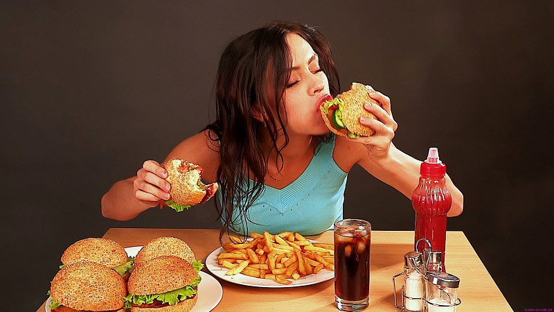 Chế độ ăn uống không lành mạnh là nguyên nhân gây mụn bọc
