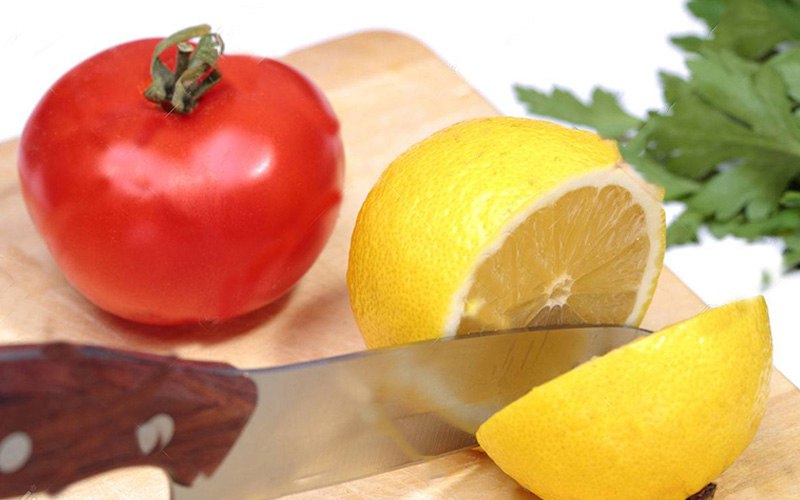 Hỗn hợp chanh, cà chua và rau cần giúp làm giảm huyết áp