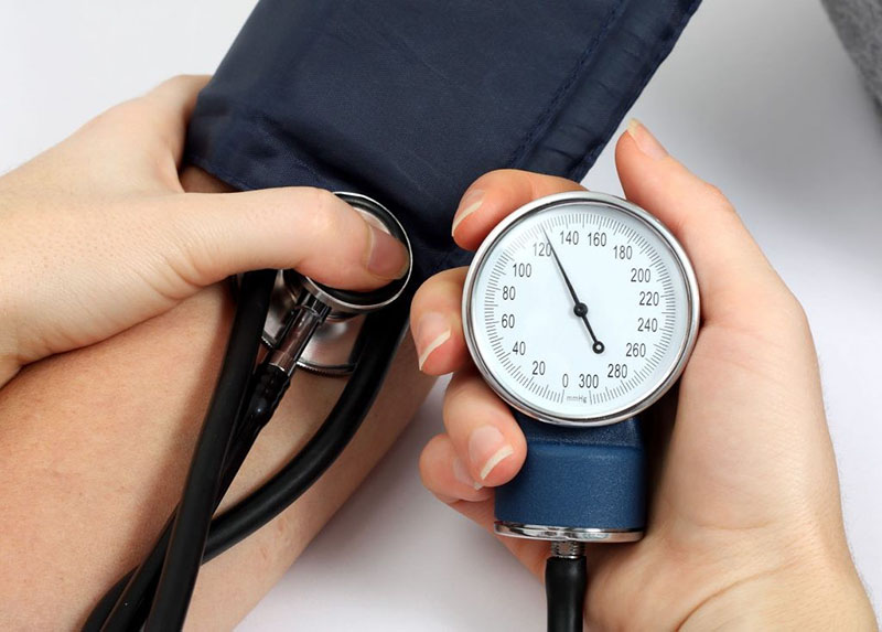 Đo huyết áp là việc làm cần thiết trong xử lý cơn tăng huyết áp