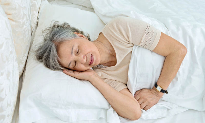 Đặt bệnh nhân nằm nghỉ ngơi là bước đầu tiên trong xử lý khi huyết áp tăng cao