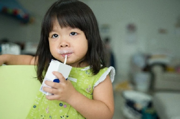 Sữa tươi rất tốt cho trẻ từ 1 tuổi trở lên