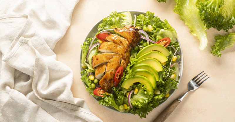 Món ức gà áp chảo và salad cho nam giới giảm cân