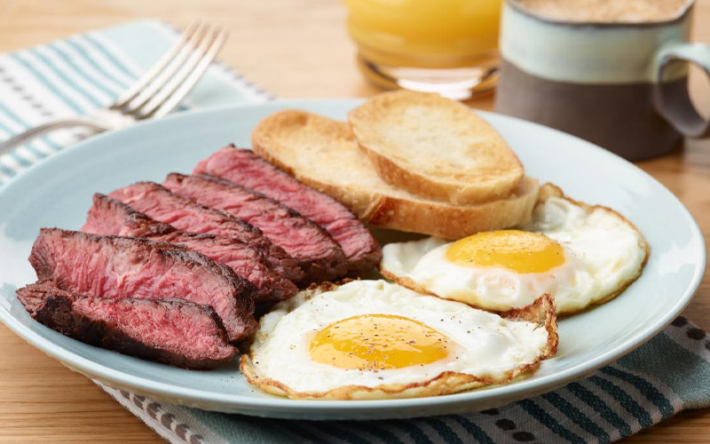 Trứng gà và thịt bò là 2 thực phẩm có thể ăn chung với nhau