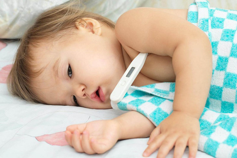 Cho bé nằm máy lạnh sai cách có thể khiến bé bị cảm, sốt hoặc phát ban nghiêm trọng hơn