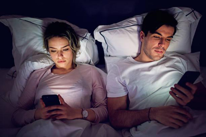 Sử dụng thiết bị điện tử gây ra tình trạng khó ngủ, ngủ không sâu giấc