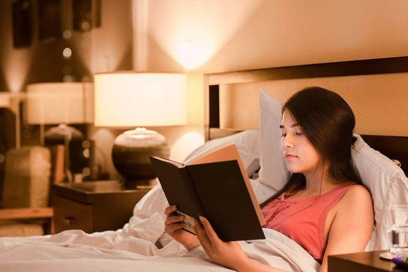 Đọc sách trước khi ngủ để chìm vào giấc ngủ dễ dàng hơn