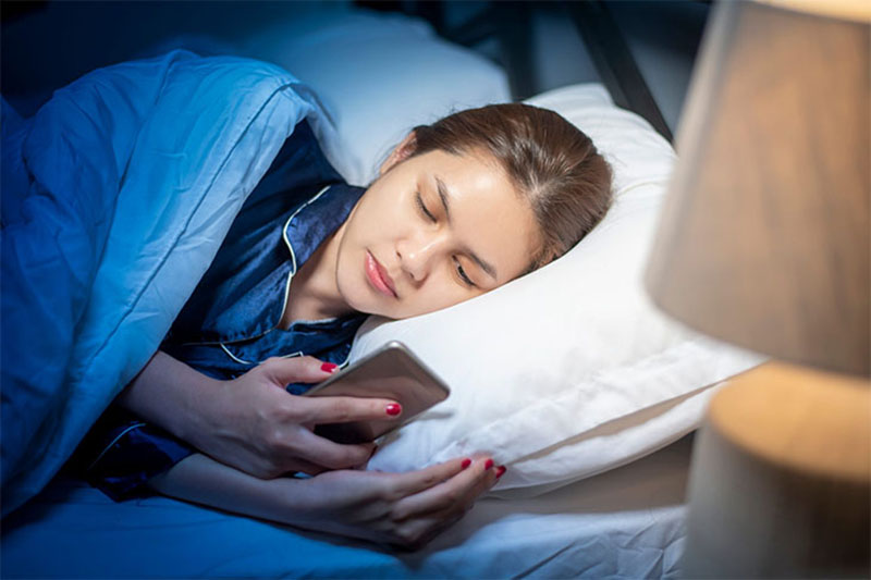 Không nên sử dụng điện thoại và thiết bị điện tử trước khi ngủ