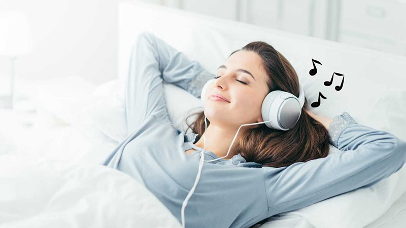 Trước khi ngủ nên thư giãn bằng cách nghe nhạc hoặc thiền