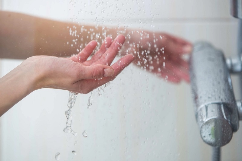 Tắm rửa sạch sẽ cũng là cách giúp bệnh nhanh được cải thiện
