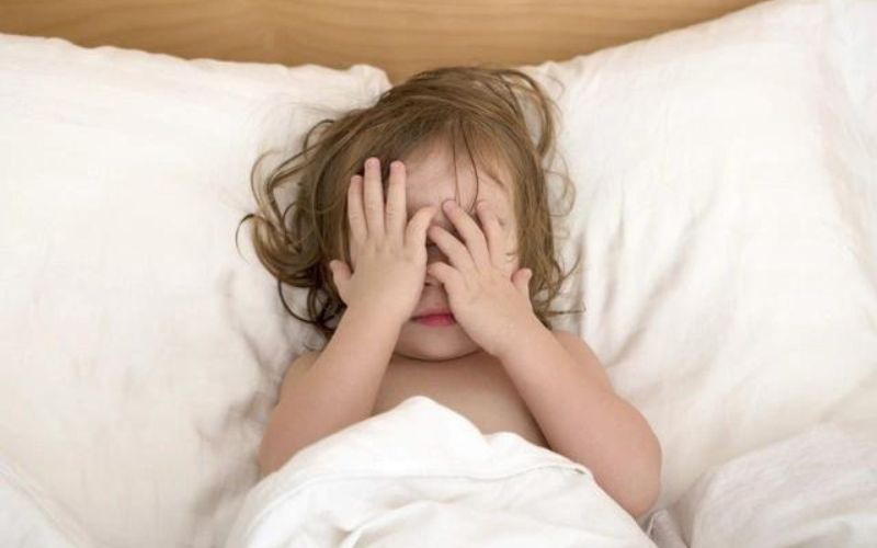 Có nhiều nguyên nhân trẻ 2 tuổi ngủ không sâu giấc ban đêm