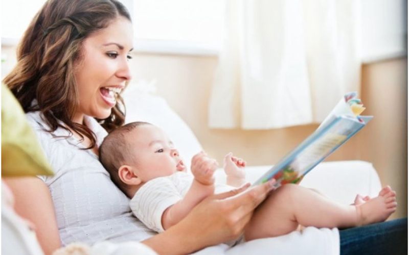 Cha mẹ có thể đọc sách cho bé thư giãn