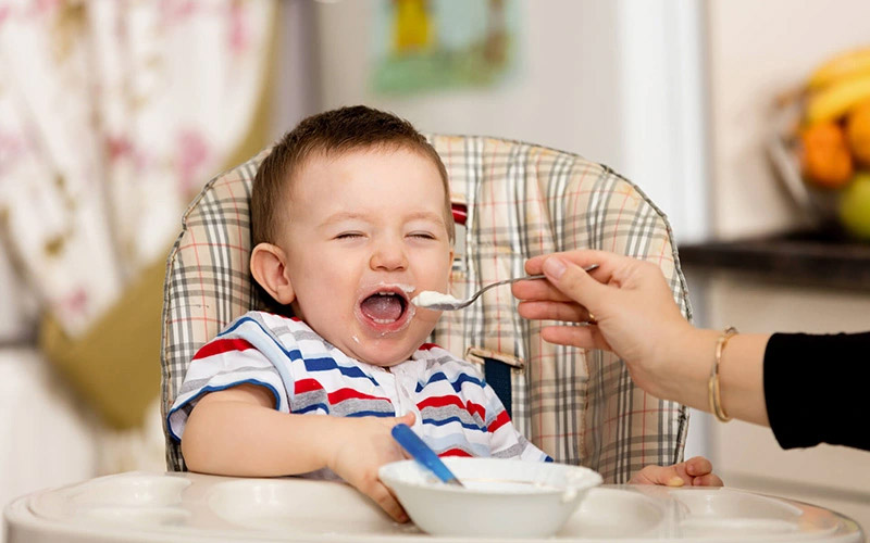 Mẹ nấu cháo cho trẻ hoặc làm các món lỏng như súp để con dễ ăn, dễ tiêu hóa hơn