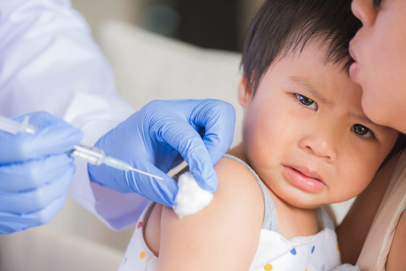 Cha mẹ nên chủ động phòng bệnh cho trẻ bằng cách tiêm đầy đủ vaccine