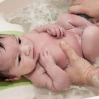 Trẻ Phát Ban Sau Sốt Có Được Tắm Không? Chuyên Gia Chia Sẻ