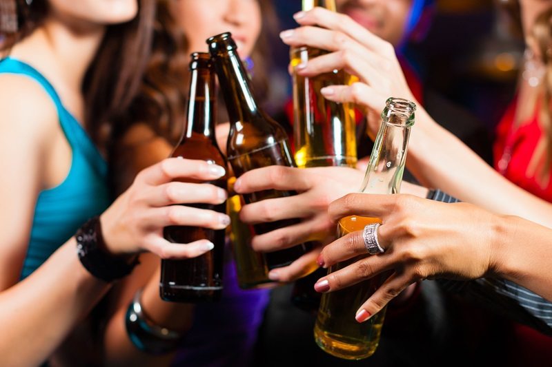 Sử dụng đồ uống có cồn sẽ khiến cho bệnh trĩ trở nên nặng hơn