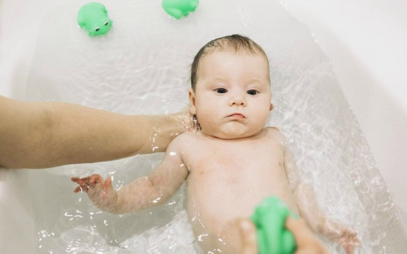 Loại bỏ bụi bẩn, vi khuẩn, mồ hôi trên da trẻ bằng cách tắm rửa cho con hằng ngày