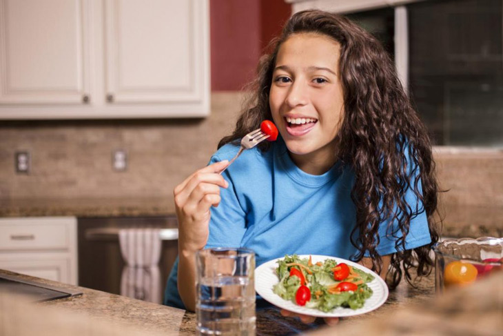 Chế độ ăn uống phù hợp sẽ giúp hạn chế mụn tuổi dậy thì hiệu quả