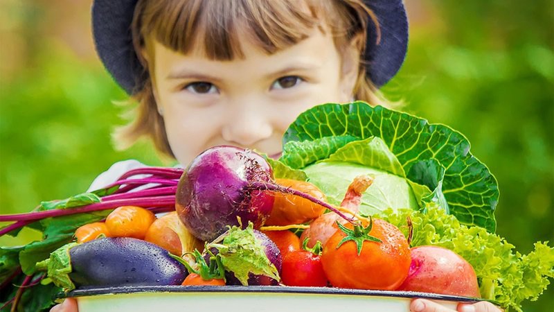 Cho trẻ ăn nhiều rau củ quả để cải thiện sức khỏe